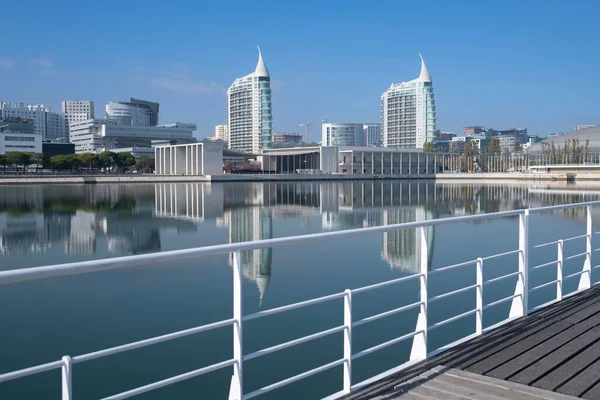 Vista Para Orla Marítima Parque Das Nações Lisboa Portugal Fotos De Bancos De Imagens