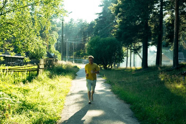 Springande Man Joggar Landet Sommaren — Stockfoto