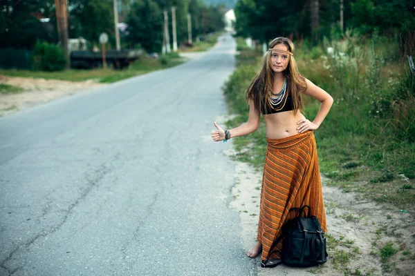 Una Chica Hippie Autoestopista Vota Una Carretera Rural —  Fotos de Stock