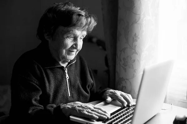 Bătrâna Învață Scrie Laptop Fotografie Alb Negru — Fotografie, imagine de stoc