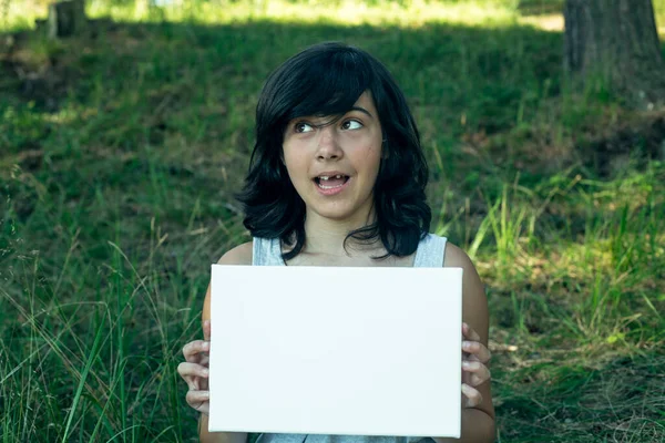 Ragazza Adolescente Che Tiene Uno Striscione Bianco Mano All Aperto — Foto Stock