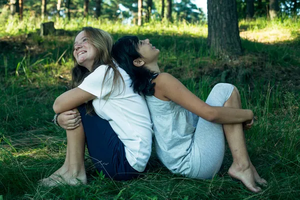 Duas Meninas Estão Divertindo Parque Verão — Fotografia de Stock