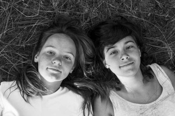 Portrait Haut Des Deux Filles Allongées Sur Herbe Photo Noir — Photo