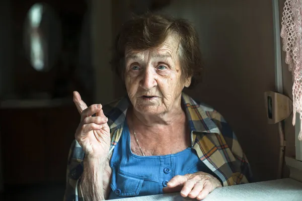 Starší Žena Tmavém Pozadí Okna Napomenutě Ukazuje Prstem — Stock fotografie