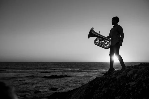 Silhouette Homme Avec Une Trompette Bord Océan Coucher Soleil Photo — Photo