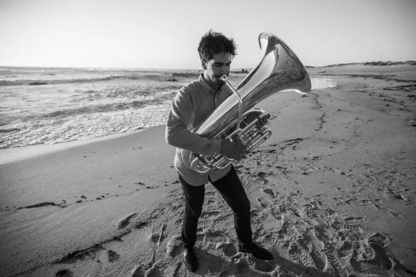Музыкант Играет Тубе Океана Черно Белое Фото — стоковое фото