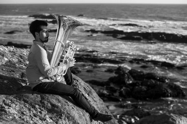 Músico Sentado Nas Rochas Com Uma Tuba Costa Oceano Foto — Fotografia de Stock