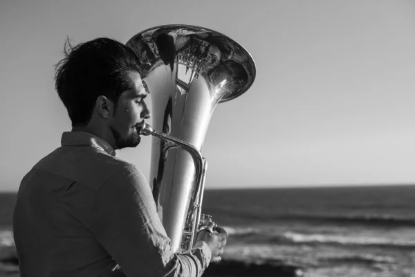 Músico Toca Trompete Perto Oceano Foto Preto Branco — Fotografia de Stock