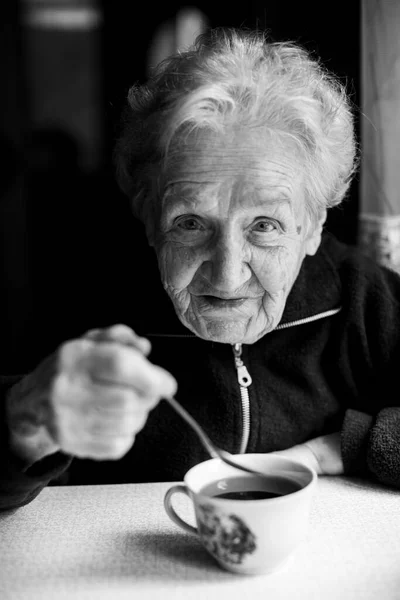 お茶を飲みながら祖母の肖像画 白黒写真 — ストック写真