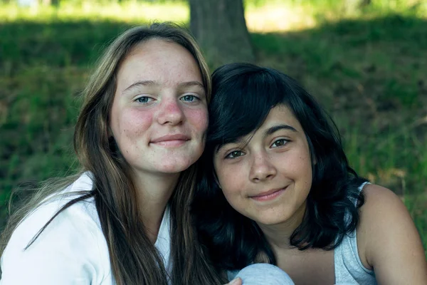 Portret Van Twee Meisjes Een Park Zomer Stockfoto