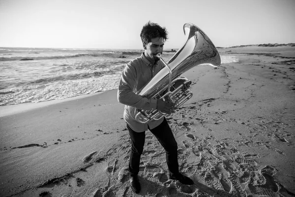 Чоловік Музикант Грає Тубу Біля Океану Чорно Біле Фото Ліцензійні Стокові Фото