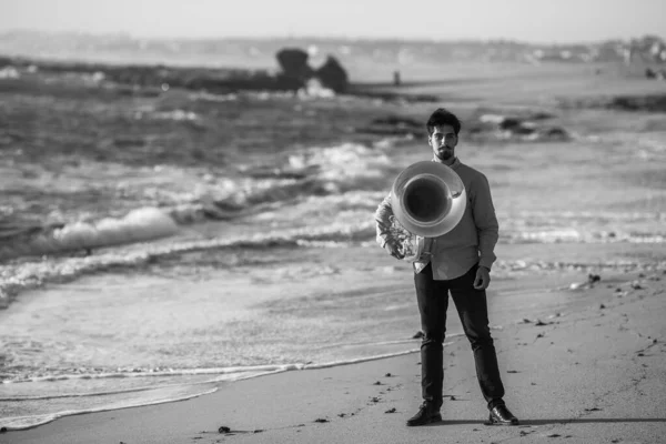 Musiker Stående Med Tuba Nära Havets Strand Svart Och Vitt Stockbild