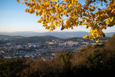 Bom Jesus do Monte kilisesinin tepesinden Braga 'nın en güzel manzaralı şehri. Portekiz.