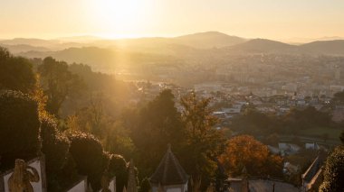 Portekiz, Braga 'da altın gün batımında Bom Jesus do Monte kilisesine giden merdivenin manzarası.