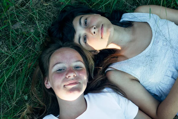 Two Girl Friends Lie Green Grass Park — Stock Photo, Image