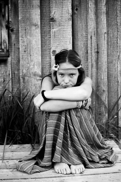 乡下姑娘的画像坐在她家院子里 黑白照片 — 图库照片