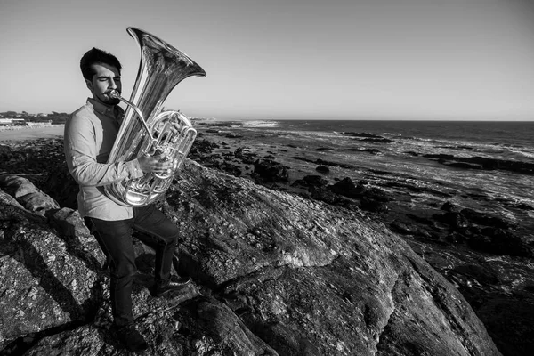 Músico Sobre Rochas Com Uma Tuba Costa Oceano Foto Preto — Fotografia de Stock