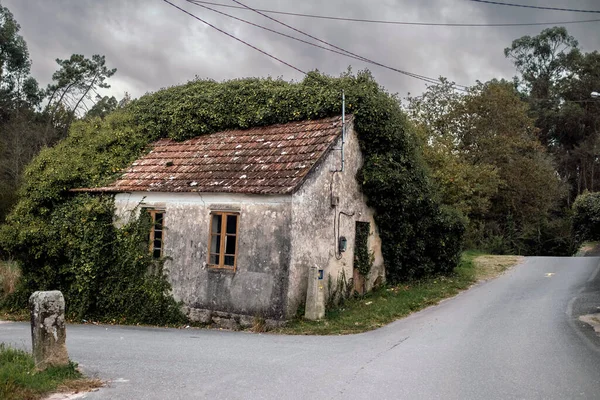 Maison Abandonnée Sur Une Route Campagne Avec Des Marques Sur — Photo
