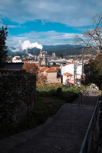 西班牙加利西亚一个老城区一家工厂的烟囱冒出的烟 — 图库照片