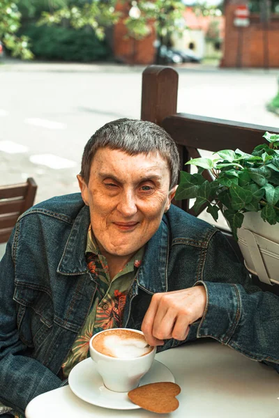 Ένας Ανάπηρος Που Έπασχε Από Εγκεφαλική Παράλυση Στο Καφέ Του Royalty Free Εικόνες Αρχείου