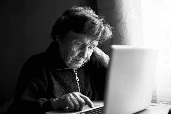 Стара Жінка Вчиться Друкувати Ноутбуці Себе Вдома Чорно Біле Фото Стокове Зображення
