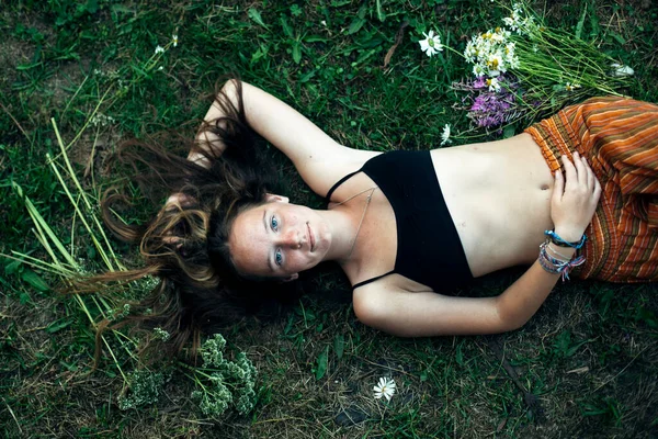 少女は緑の草の上から撃たれた ロイヤリティフリーのストック画像