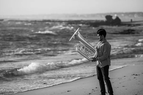 Muzikant Met Een Tuba Bij Oceaan Zwart Wit Foto Stockafbeelding