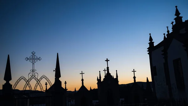 夜明けの墓地の十字架のシルエット ロイヤリティフリーのストック画像