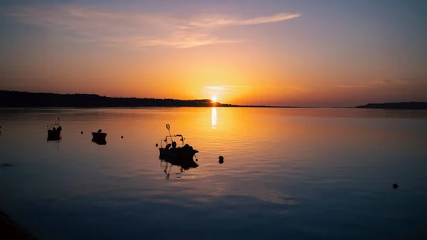 Nanılmaz Bir Günbatımında Nehirdeki Balıkçı Teknelerinin Siluetleri — Stok fotoğraf