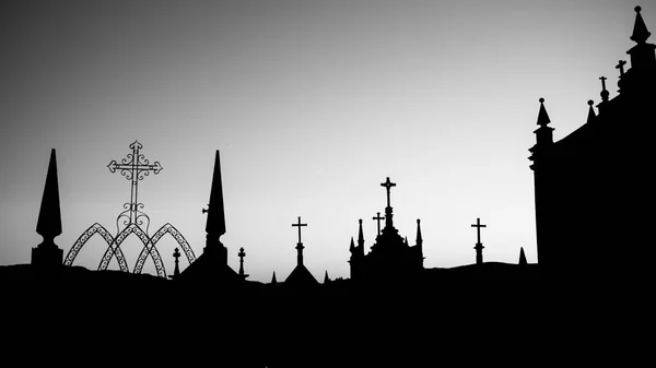 Silhouetten Von Kreuzen Auf Einem Dämmerigen Friedhof Schwarz Weiß Foto lizenzfreie Stockbilder