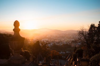 Braga 'nın merdivenlerden en üst görüntüsü Bom Jesus Kilisesi inanılmaz gün batımı ışığında, Portekiz.