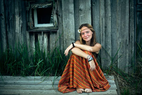 村の屋外の若い農村の少女の肖像画 — ストック写真