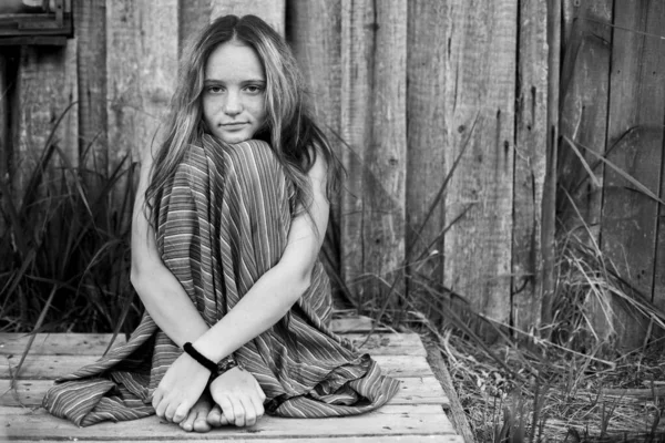 田舎の女の子は家の庭に座っている 白黒写真 — ストック写真