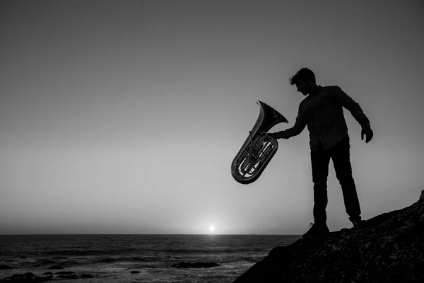 Silhouet Van Een Man Met Een Trompet Bij Oceaan Zwart — Stockfoto