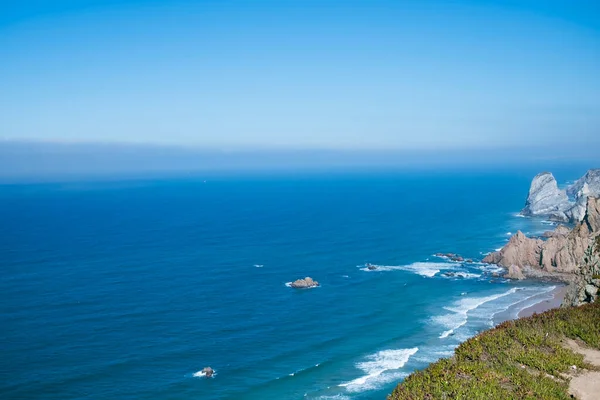 大西洋の崖や岩 昼間の光の中で美しい明るい風景 ポルトガルのシントラ — ストック写真