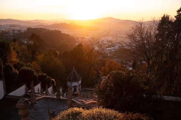 Bom Jesus Monteの教会への階段の眺め夕方の黄金の夕焼け ブラガ ポルトガル — ストック写真