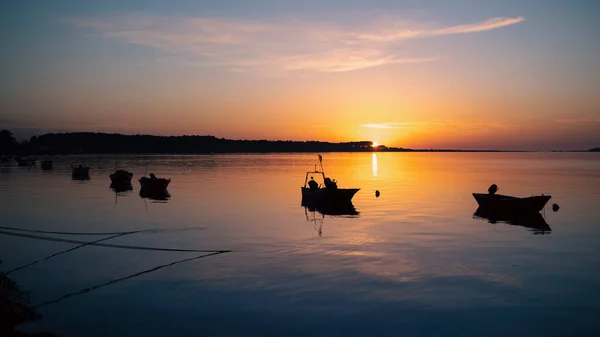 日落时在明河上的渔船的轮廓 葡萄牙与西班牙之间的边界 — 图库照片