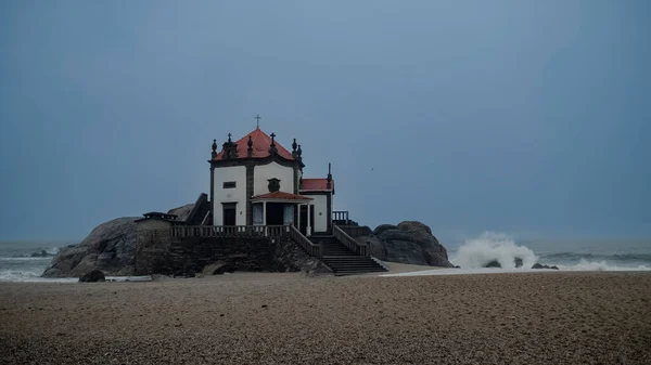 Uitzicht Kapel Van Senhor Pedra Miramar Beach Bij Regenachtig Weer — Stockfoto