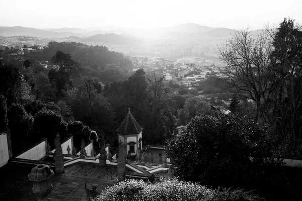 Bom Jesusの教会からの階段の眺めは ポルトガルのブラガの日没時にモンテを行います 白黒写真 — ストック写真