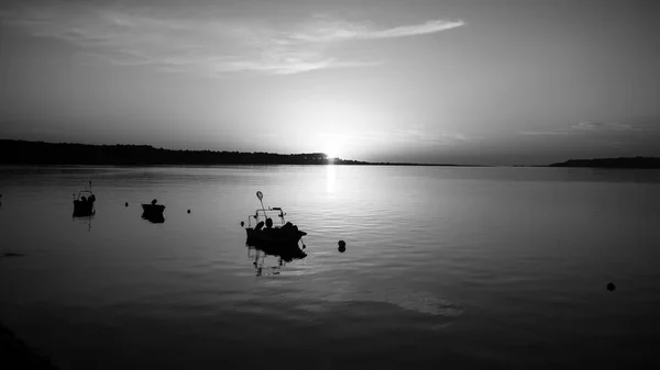 Σιλουέτες Ψαρόβαρκων Στον Ποταμό Μίνιο Ηλιοβασίλεμα Ασπρόμαυρη Φωτογραφία — Φωτογραφία Αρχείου
