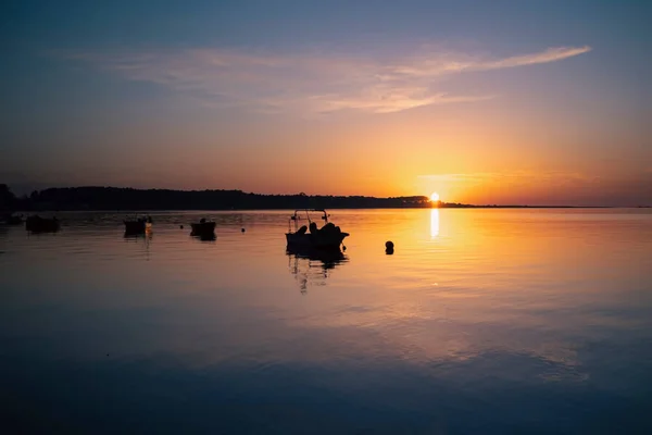 素晴らしい夕日の間に川の漁船の眺め ストック写真