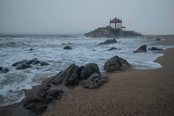 Miramar Plajı Ndaki Sinyor Pedra Şapeli Yağmurlu Havalarda Porto Portekiz Telifsiz Stok Fotoğraflar