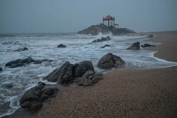 Vue Chapelle Senhor Pedra Sur Plage Miramar Par Temps Pluvieux Images De Stock Libres De Droits