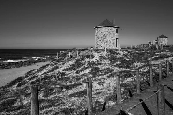 Antike Mühlen Apulien Der Atlantikküste Portugals Schwarz Weiß Foto lizenzfreie Stockbilder