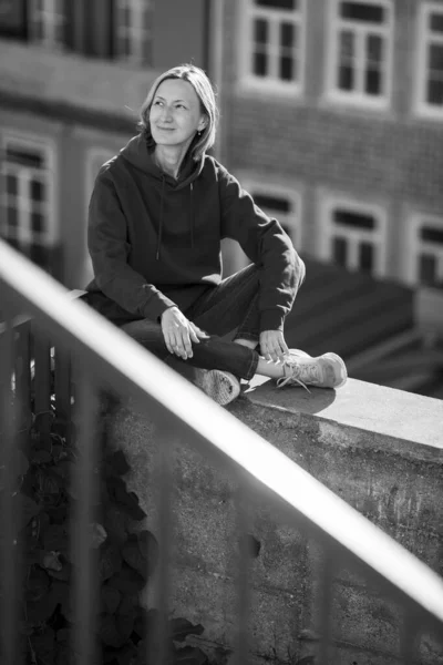 Une Femme Est Assise Dans Rue Vieille Ville Photo Noir — Photo