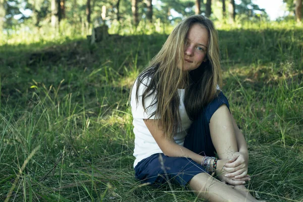 Tienermeisje Zittend Het Groene Gras Het Park Zomer — Stockfoto