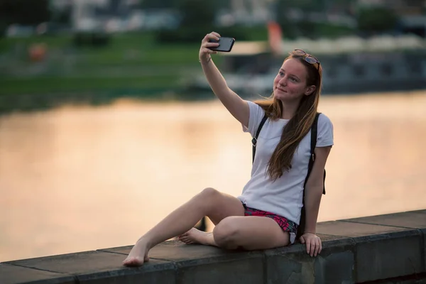 Girl Takes Selfies Sitting City Promenade — Stock Photo, Image