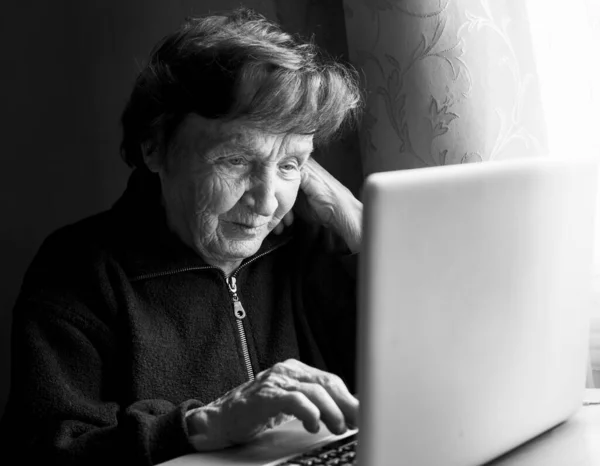Stará Žena Studuje Počítači Svém Domě Černobílá Fotografie — Stock fotografie