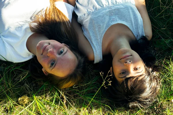 Portrait Two Girls Sisters Lying Green Grass — Stock Photo, Image