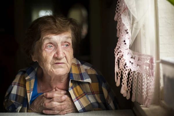 Una Anciana Sienta Pensativamente Ventana — Foto de Stock